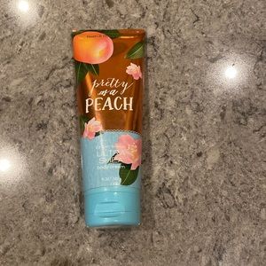 🌼 3/15 bath and body works pretty as a peach